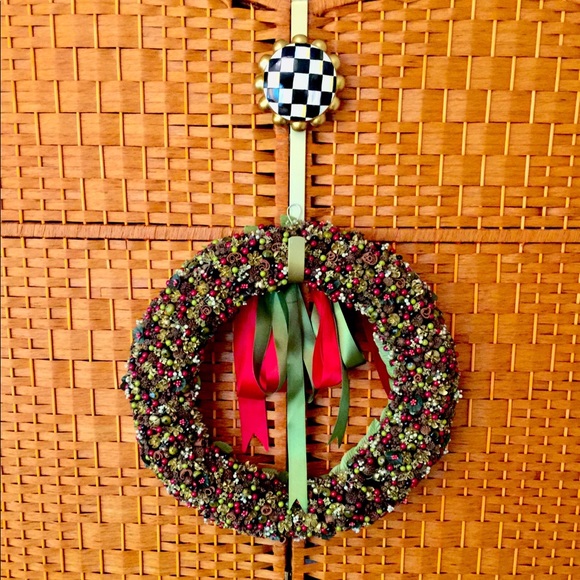 MacKenzie - Childs 𝐼𝑑𝑎 𝑆𝑐𝘩𝑙𝑜𝑠𝑠𝑏𝑒𝑟𝑔 Berry & Cone Wreath - Picture 1 of 9
